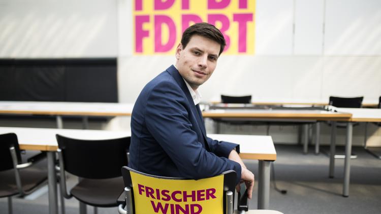 Julian Grünke sitzt im Fraktionssaal der FDP Bundestagsfraktion